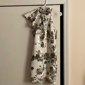 It’s a fitted dress. Worn only once. Flowers Gold & Silver foil.